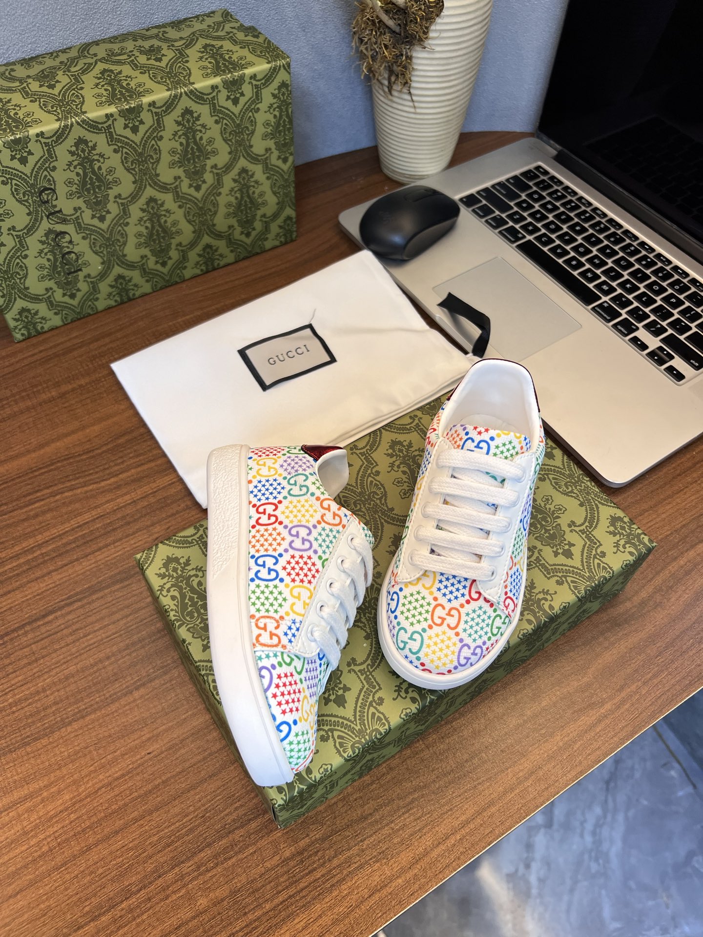 Children's shoes child